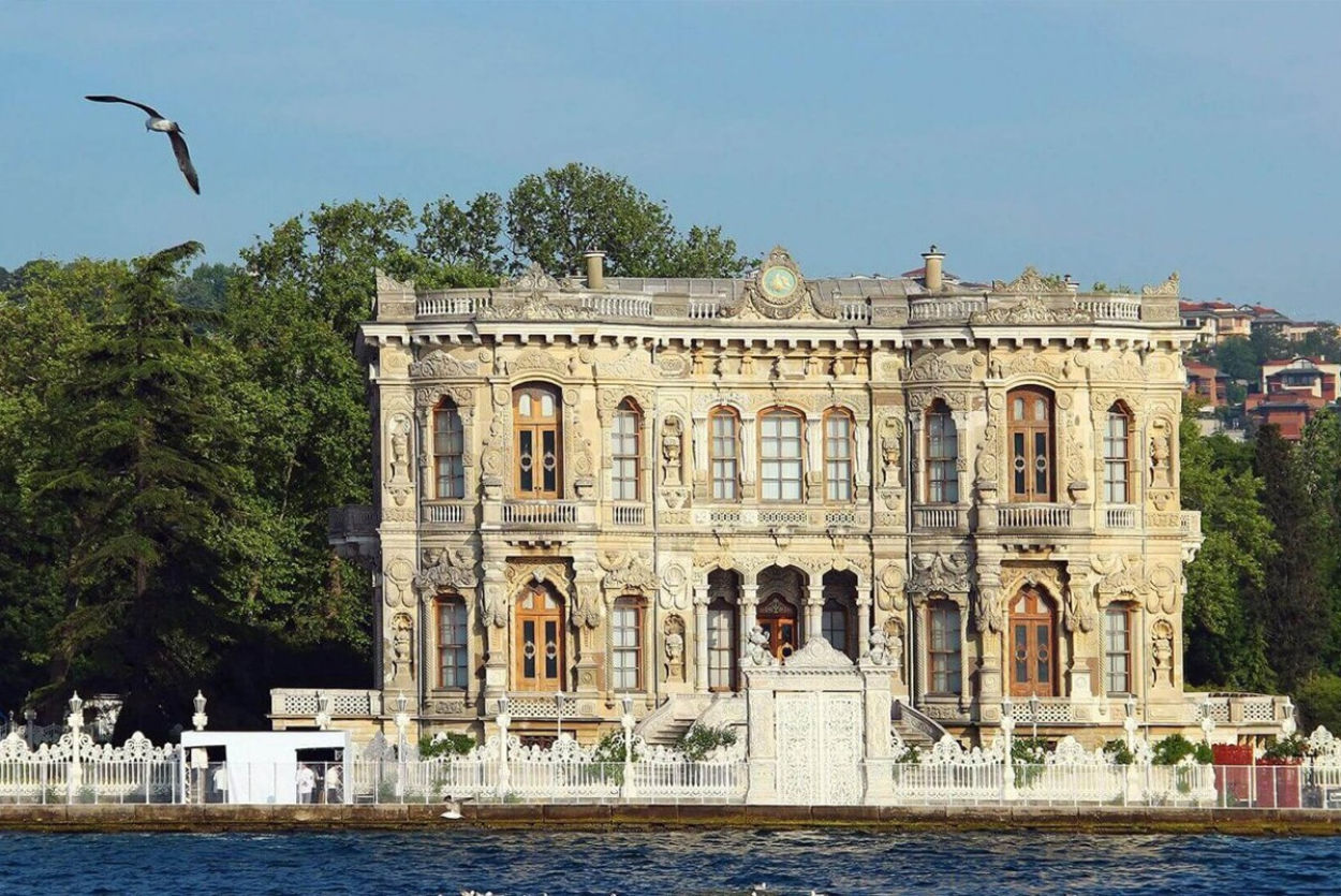 Beylerbeyi istanbul. Особняк Бейкоз Стамбул. Дворец Бейлербейи в Стамбуле. Дворец Кючюксу Касры. Долмабахче сарай.